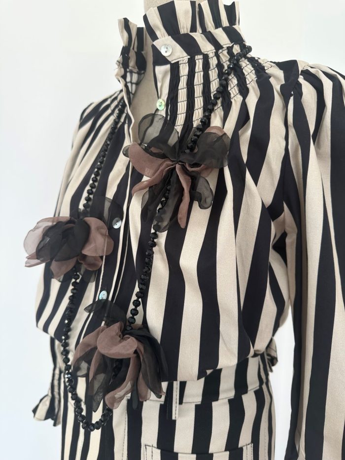 Collar flores marrones y negras