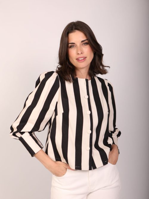Chaqueta de rayas negra y crudo para mujer con mangas ligeramente abullonadas y puños con dos botones