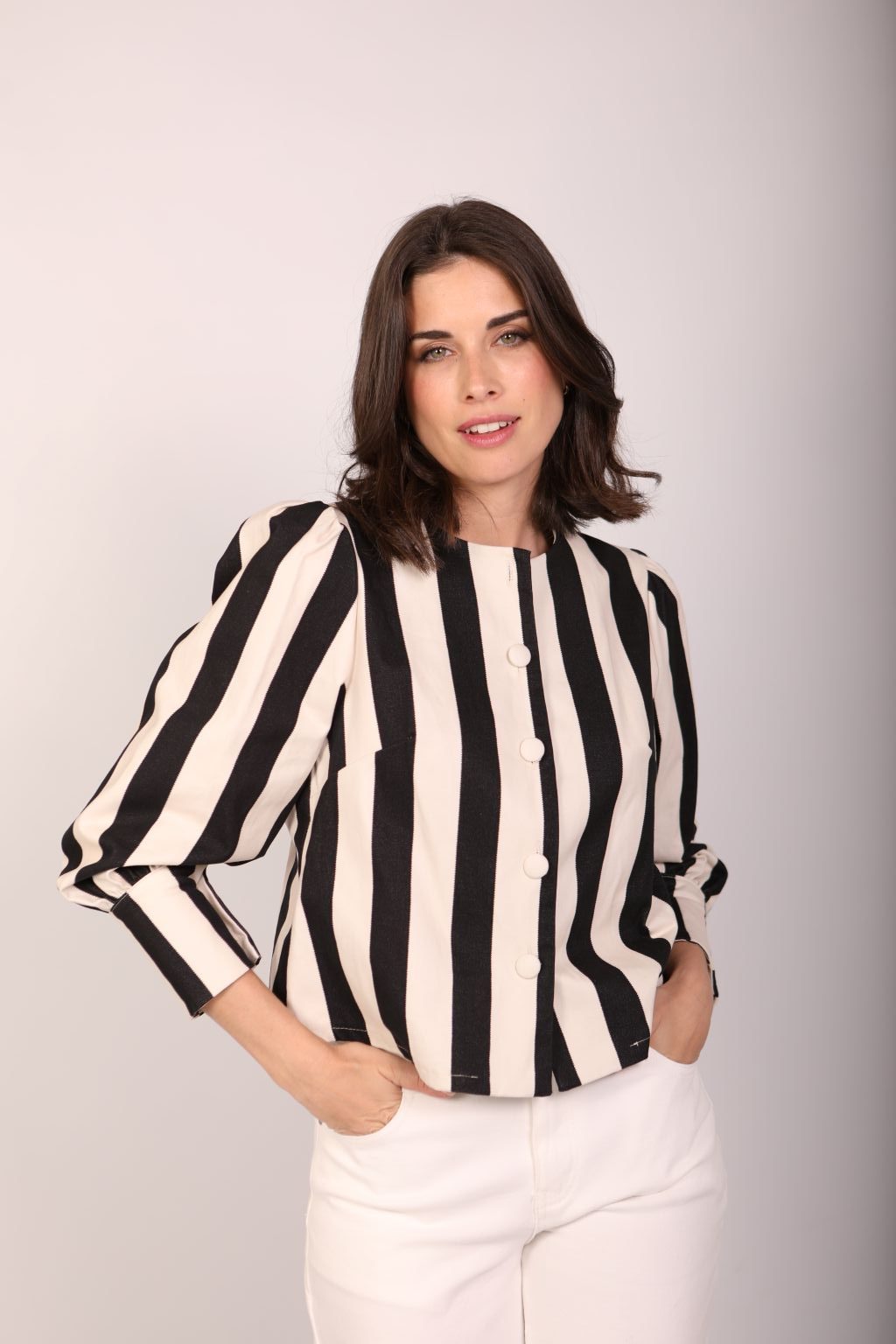 Chaqueta de rayas negra y crudo para mujer con mangas ligeramente abullonadas y puños con dos botones