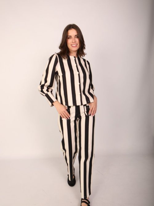 Chaqueta de rayas negra y crudo para mujer con mangas ligeramente abullonadas y puños con dos botones