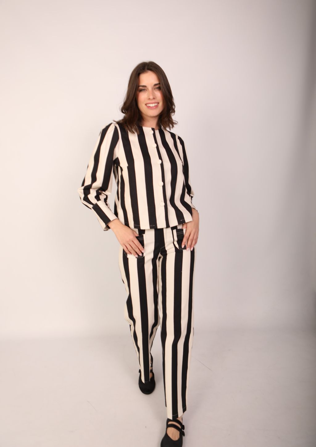 Chaqueta de rayas negra y crudo para mujer con mangas ligeramente abullonadas y puños con dos botones