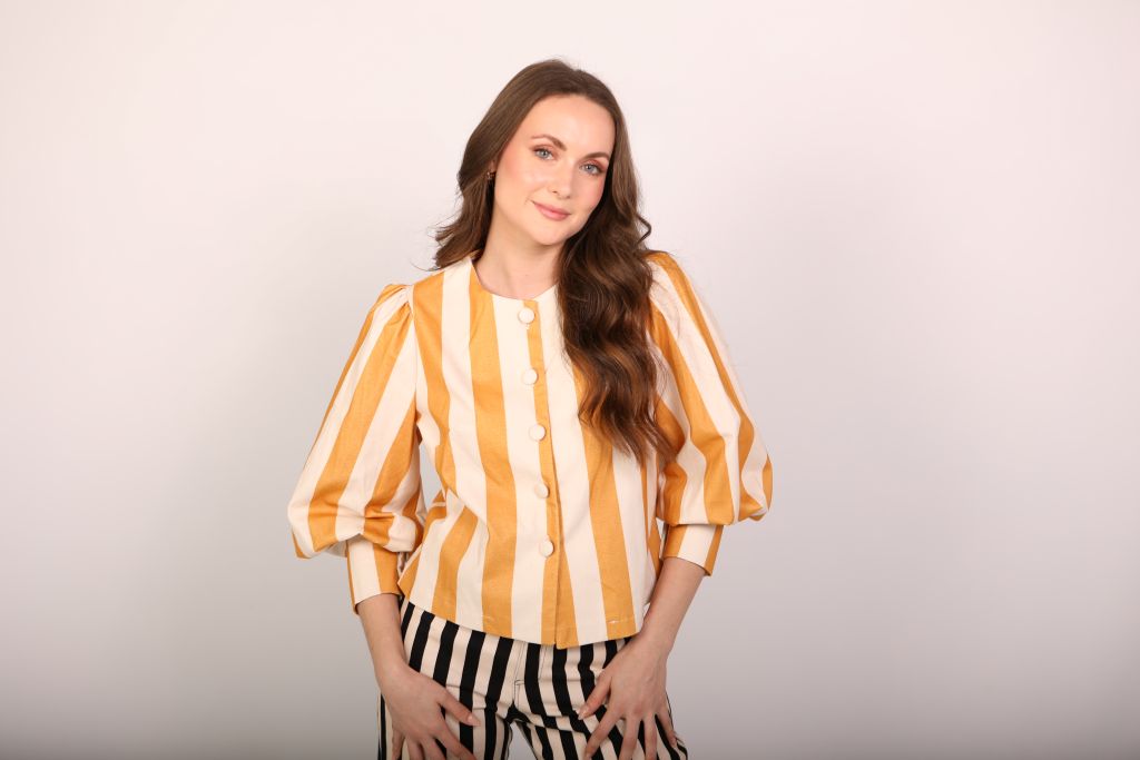 Chaqueta de rayas mostaza y crudo para mujer con mangas abullonadas, puños largos y botones forrados