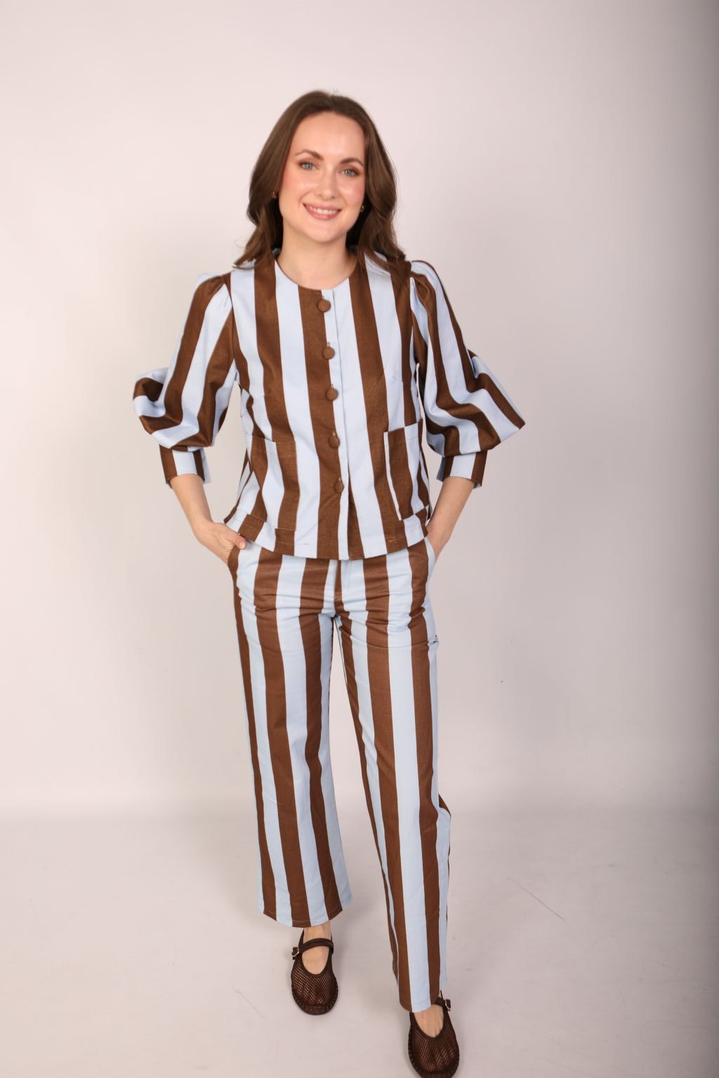 Chaqueta de rayas azul y marrón chocolate con mangas abullonadas, bolsillos de plastrón y botones forrados