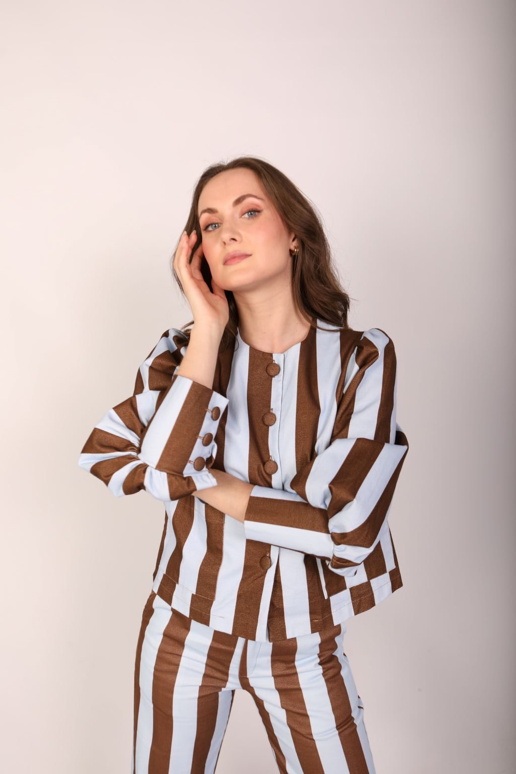 Chaqueta de rayas azul y marrón chocolate con mangas abullonadas, bolsillos de plastrón y botones forrados