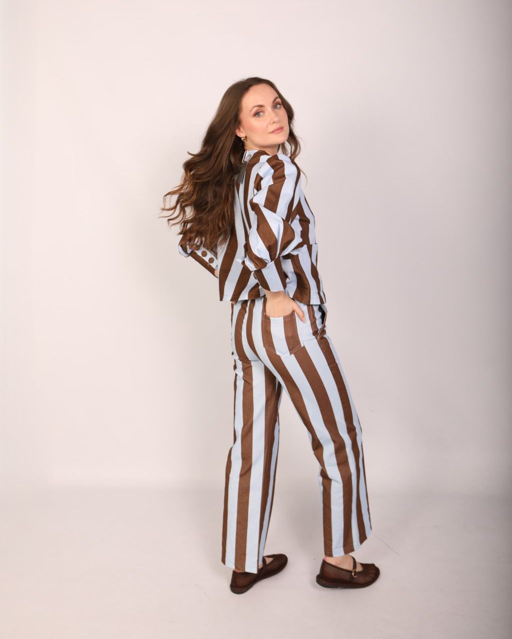 Pantalón de rayas azul y marrón chocolate para mujer con bolsillos laterales delanteros y bolsillos de plastrón traseros
