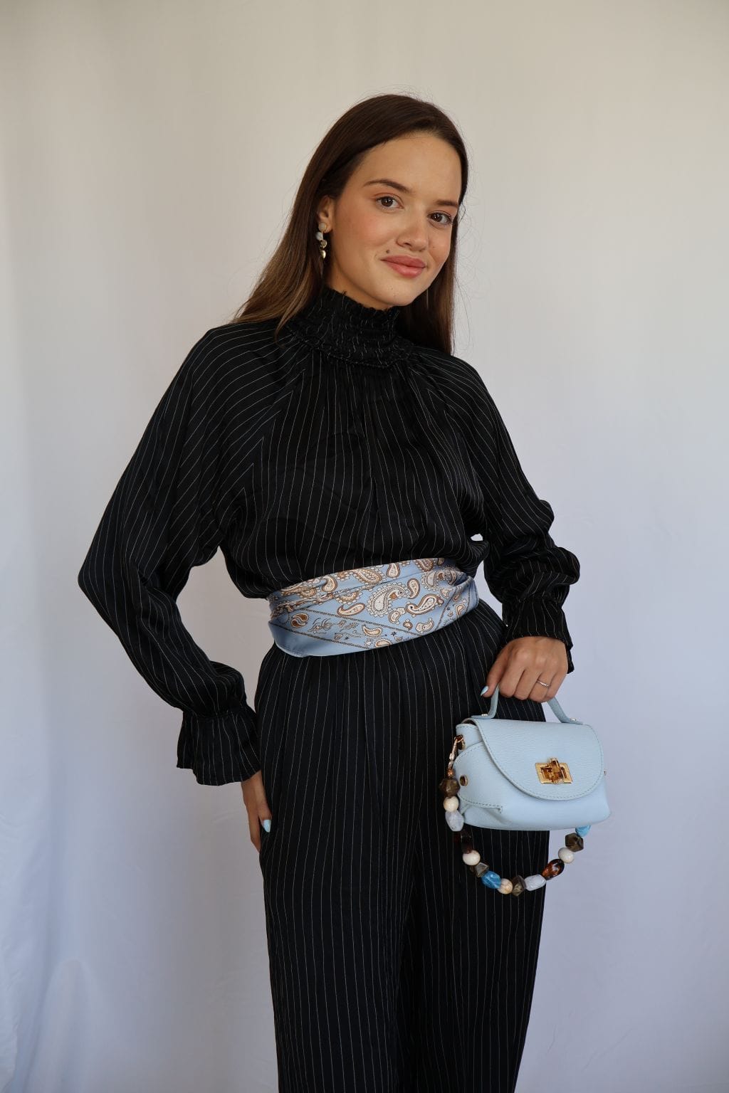 Blusa satinada negra de raya diplomática con cuello alto fruncido y manga larga de mujer