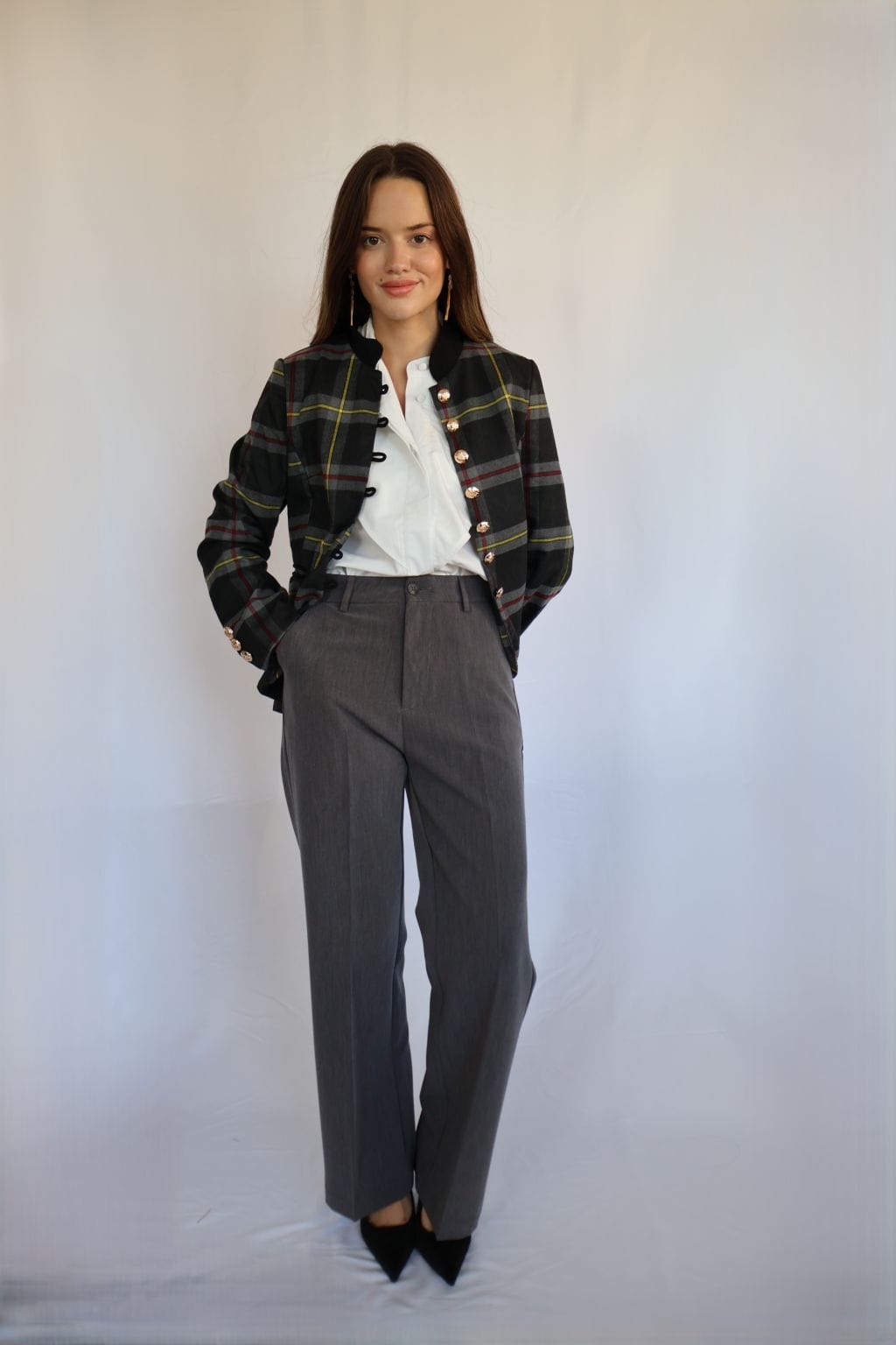 Pantalón gris marengo de mujer con bolsillos delanteros y tapillas finas decorativas en la parte trasera