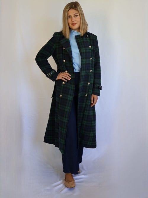 Abrigo largo de cuadros verde y azul marino para mujer, con cierre cruzado de botones dorados, cinturón con hebilla y puños ajustables.