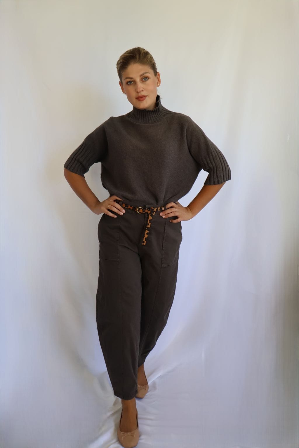 Pantalón barrel marrón de mujer con bolsillos delanteros, largo al tobillo y cinturón de imitación piel de leopardo de PANTTAC.