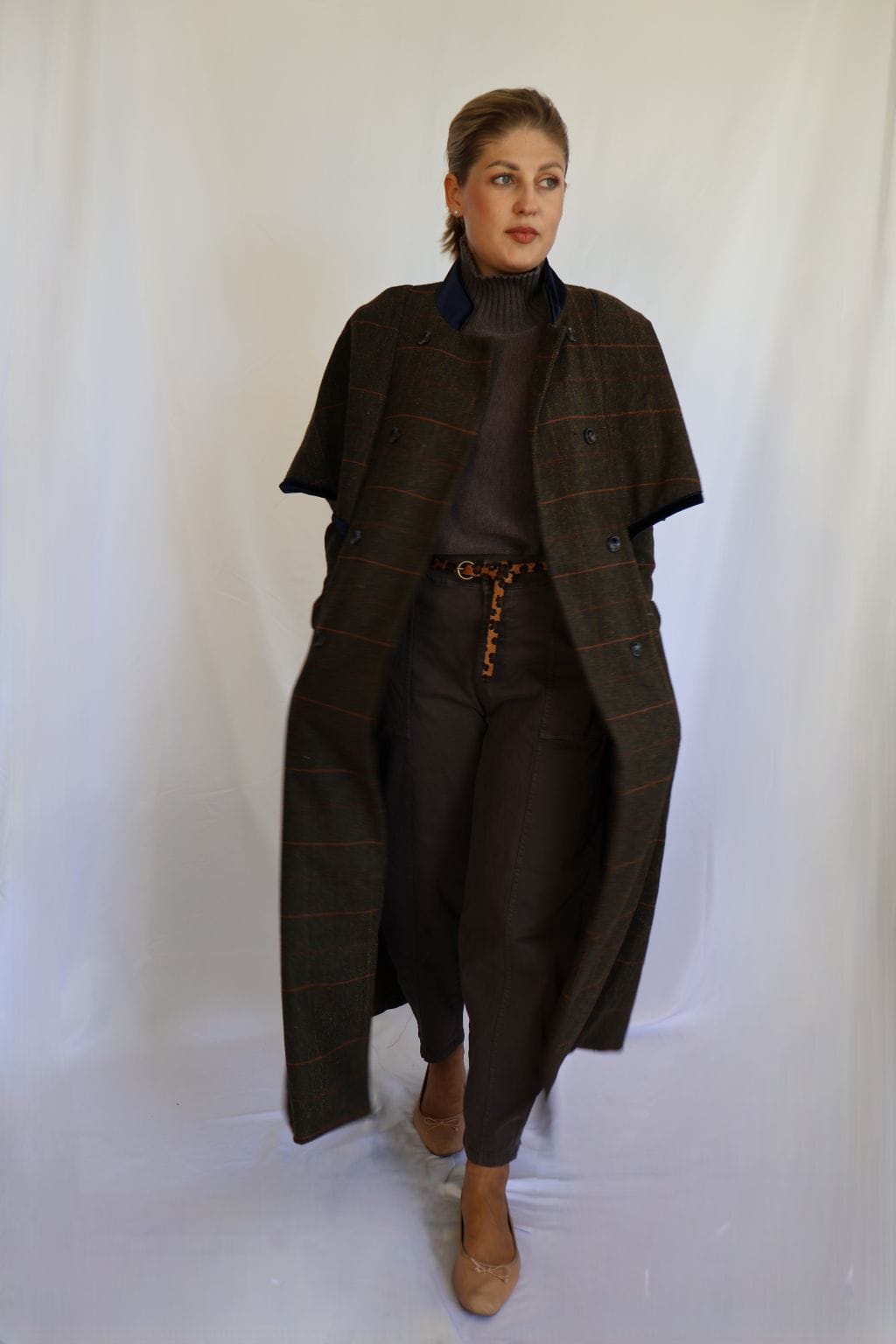 Pantalón barrel marrón de mujer con bolsillos delanteros, largo al tobillo y cinturón de imitación piel de leopardo de PANTTAC.