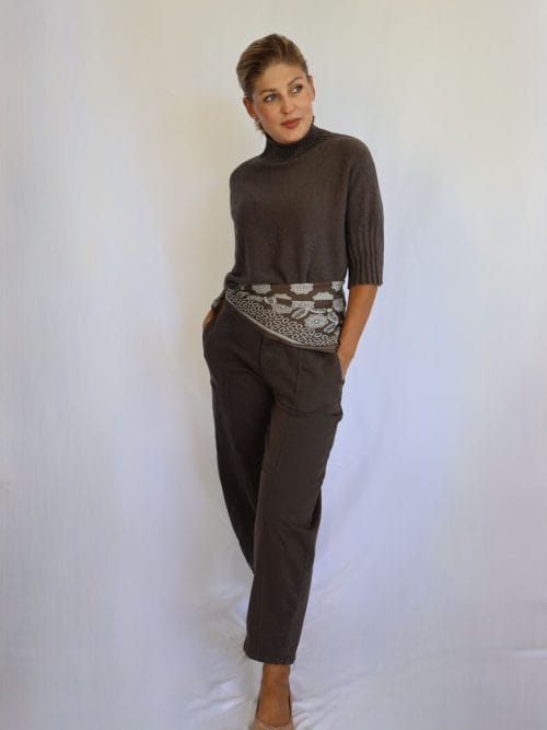 Pantalón barrel de mujer con bolsillos laterales, cierre de botón metálico y cinturón de imitación piel de leopardo.
