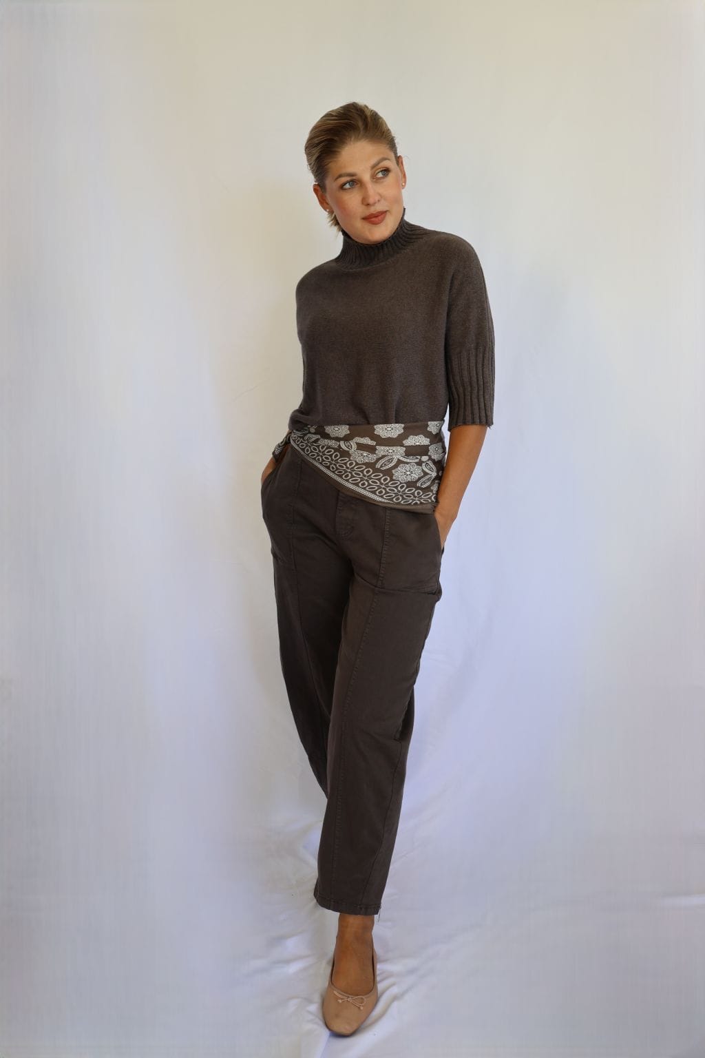 Pantalón barrel de mujer con bolsillos laterales, cierre de botón metálico y cinturón de imitación piel de leopardo.