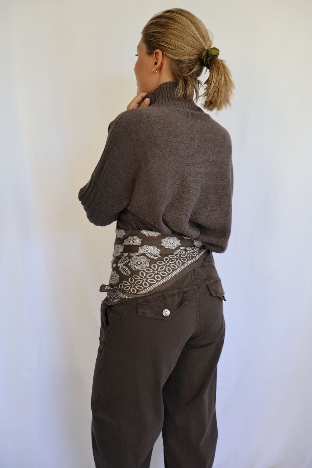 Pantalón barrel marrón de mujer con bolsillos delanteros, largo al tobillo y cinturón de imitación piel de leopardo de PANTTAC.