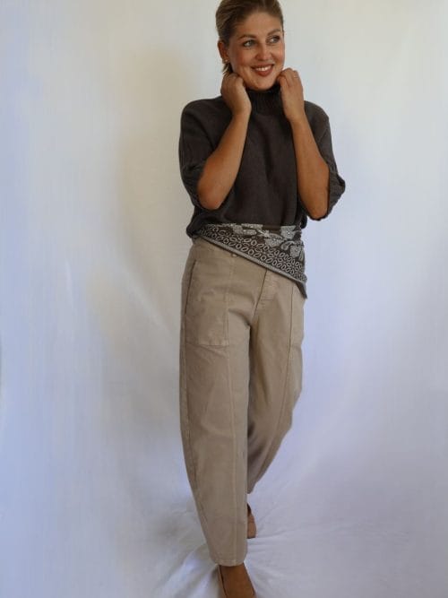 Pantalón barrel beige de mujer con cinturón de estampado leopardo y bolsillos laterales, combinado con jersey de punto beige de PANTTAC.