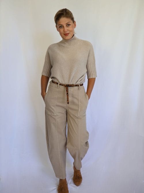 Pantalón barrel beige de mujer con cinturón de estampado leopardo y bolsillos laterales, combinado con jersey de punto beige de PANTTAC.