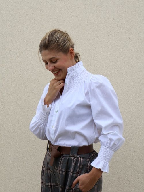 Camisa blanca de manga larga para mujer con cuello fruncido, mangas abullonadas y puños con volante