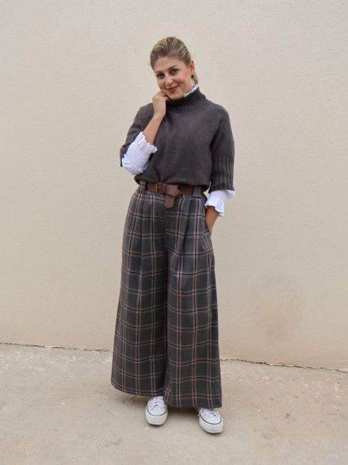 Pantalón palazzo gris de cuadros de mujer con cinturón, bolsillos y pernera ancha de PANTTAC.