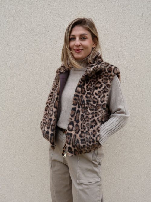 Chaleco reversible PANTTAC de pelo sintético animal print con estampado de leopardo y segunda cara marrón acolchada.
