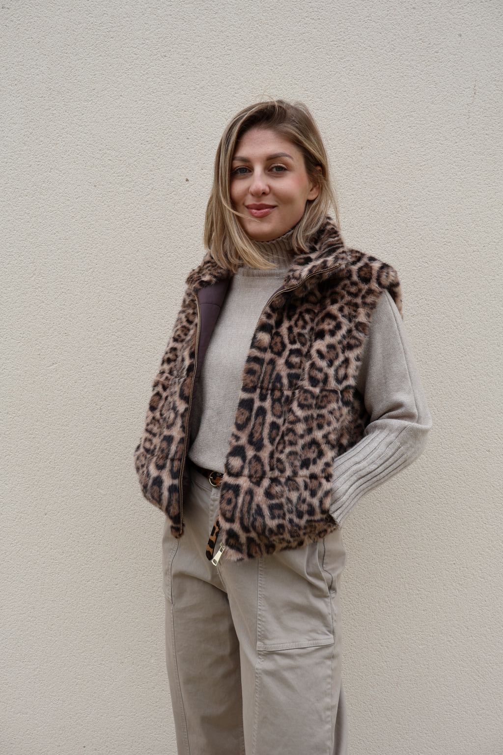 Chaleco reversible PANTTAC de pelo sintético animal print con estampado de leopardo y segunda cara marrón acolchada.