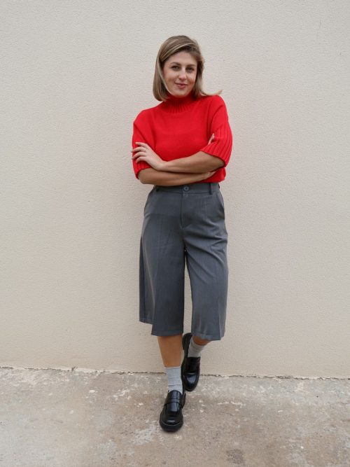 Jersey de punto rojo de manga corta PANTTAC con cuello chimenea y puños anchos de canalé, combinado con bermuda gris de vestir.