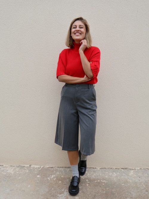 Bermuda gris de mujer PANTTAC de corte ancho, con bolsillos y largo por debajo de la rodilla, combinada con jersey rojo y mocasines negros.