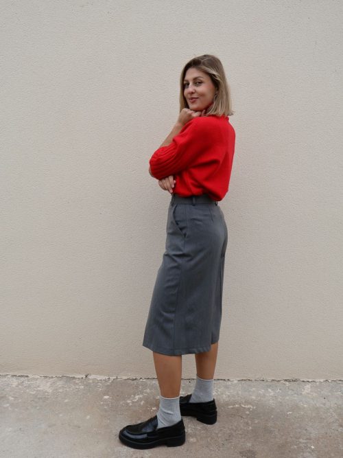 Jersey de punto rojo de manga corta PANTTAC con cuello chimenea y puños anchos de canalé, combinado con bermuda gris de vestir.