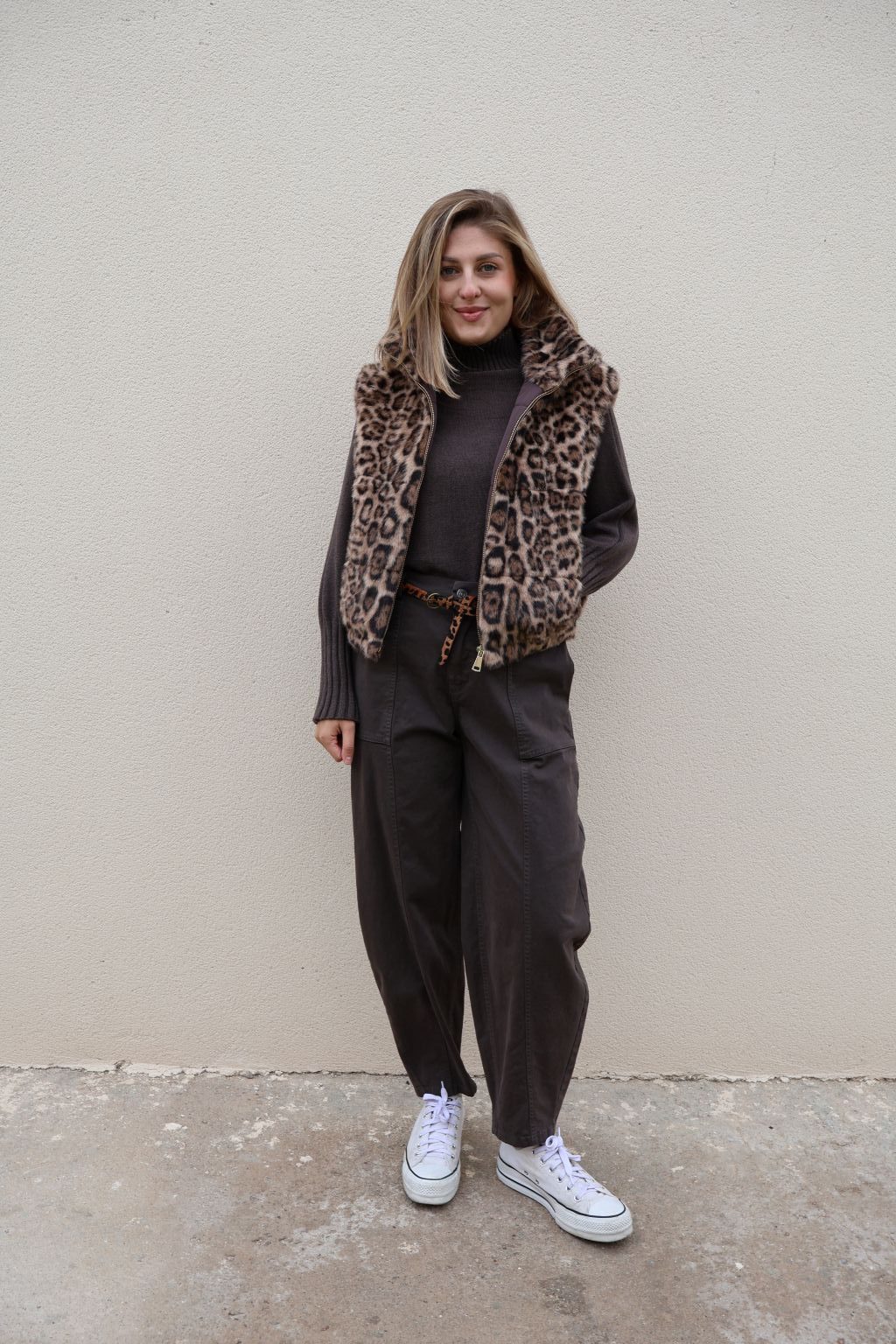 Chaleco reversible PANTTAC de pelo sintético animal print con estampado de leopardo y segunda cara marrón acolchada.