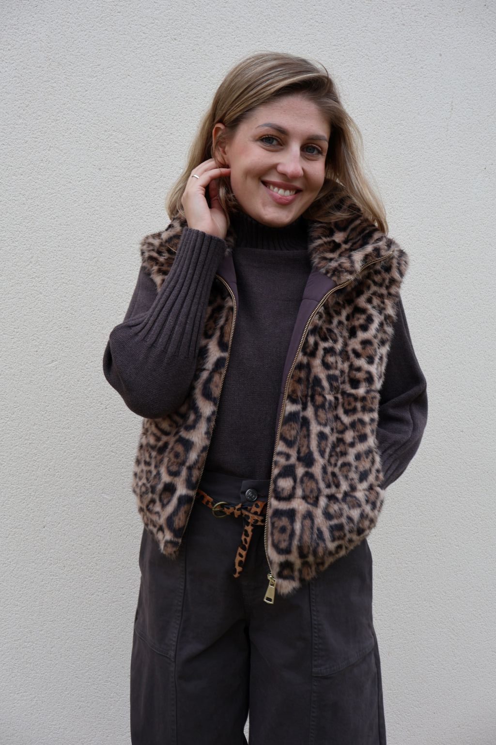 Chaleco reversible PANTTAC con cara de pelo sintético animal print y segunda cara marrón acolchada.