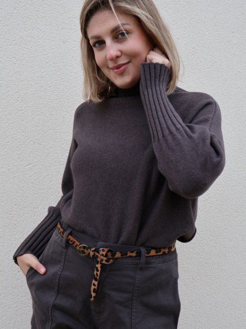 Jersey de punto marrón de manga larga PANTTAC con cuello chimenea y puños largos de canalé, combinado con pantalón marrón y cinturón de leopardo.