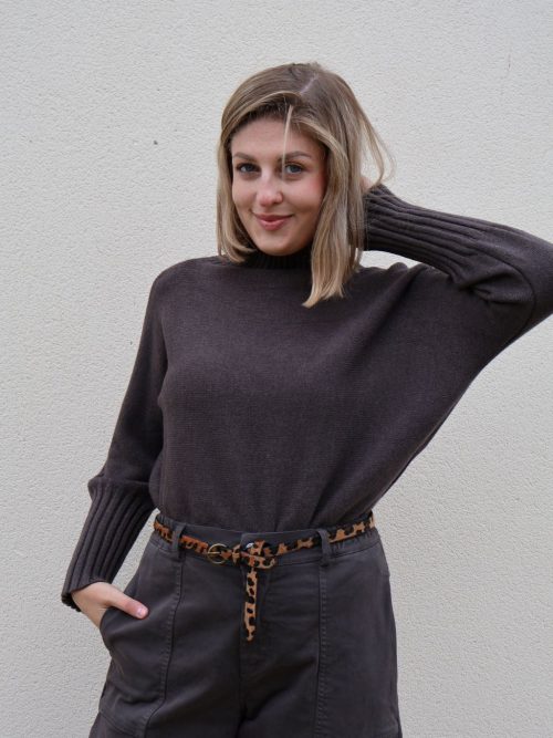 Jersey de punto marrón de manga larga PANTTAC con cuello chimenea y puños largos de canalé, combinado con pantalón marrón y cinturón de leopardo.