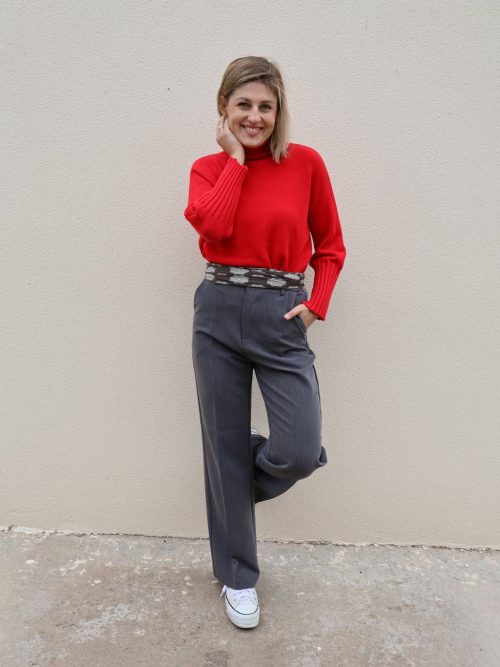 Jersey de punto rojo de manga larga PANTTAC con cuello chimenea y puños largos de canalé, combinado con pantalón gris de vestir.
