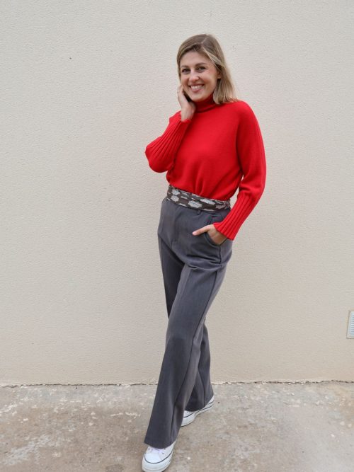 Jersey de punto rojo de manga larga PANTTAC con cuello chimenea y puños largos de canalé, combinado con pantalón gris de vestir.
