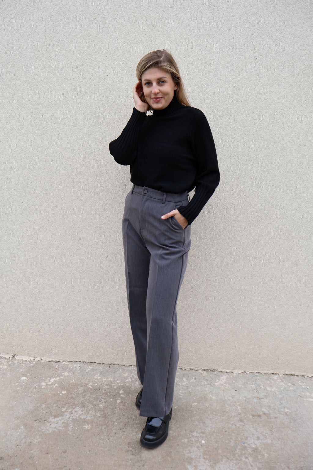 Jersey negro extrasuave para mujer con cuello chimenea acanalado, mangas amplias y puños largos de canalé de PANTTAC.
