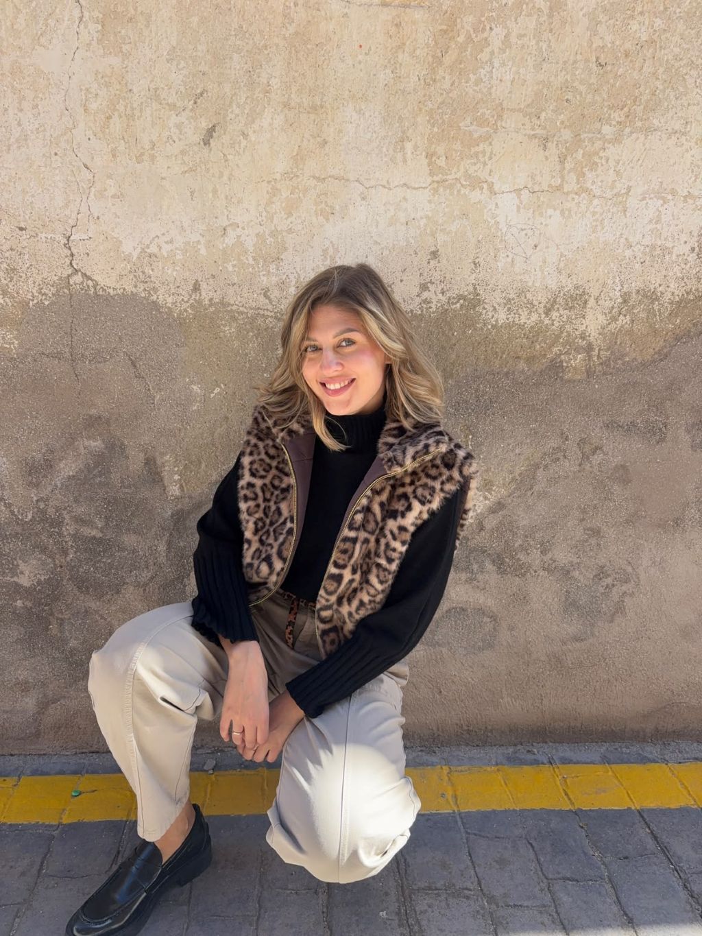 Chaleco reversible PANTTAC de pelo sintético animal print con estampado de leopardo y segunda cara marrón acolchada.